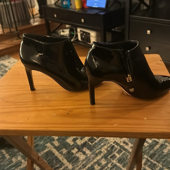 Vince Camuto ankle length patent leather booties - Picture 5 of 6